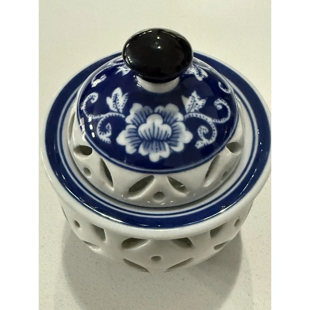 Bombay Company Potpourri Jar Blue White Floral With Lid‎ 6